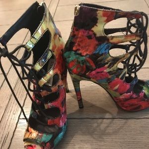 Steve Madden laces high heel shoes EUC.